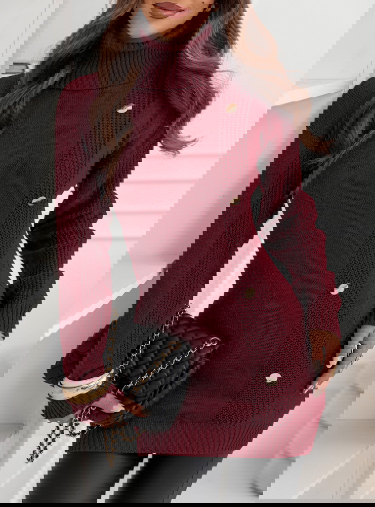 Bordowy sweter z ozdobnymi guzikami...