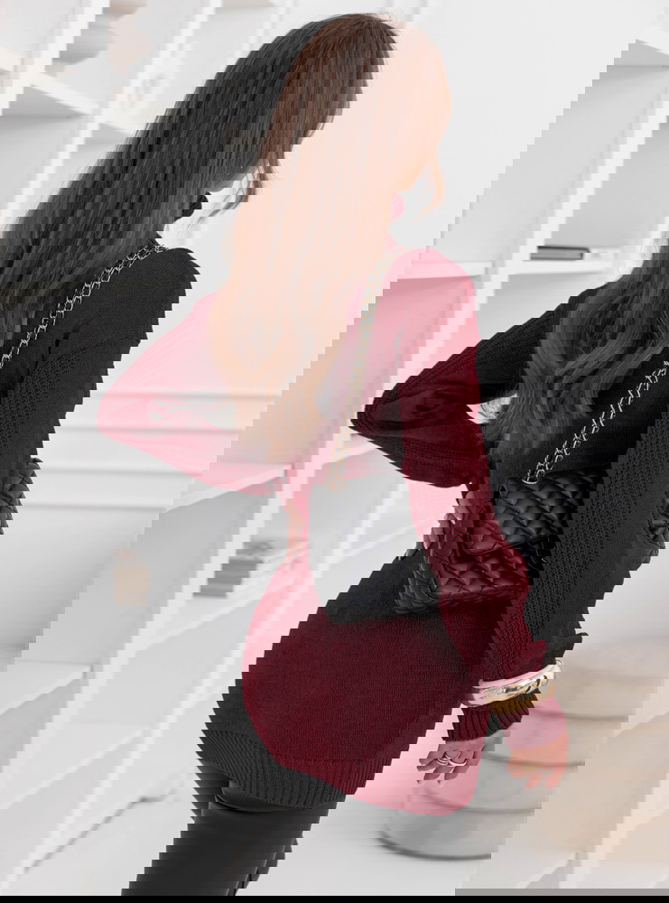 Bordowy sweter z ozdobnymi guzikami...