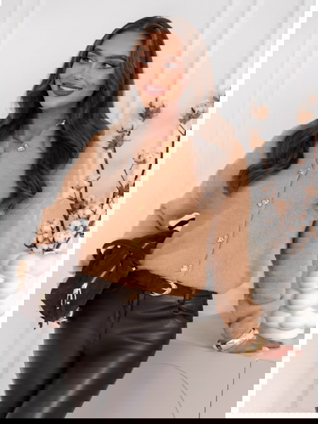 Sweter zapinany na guziki...