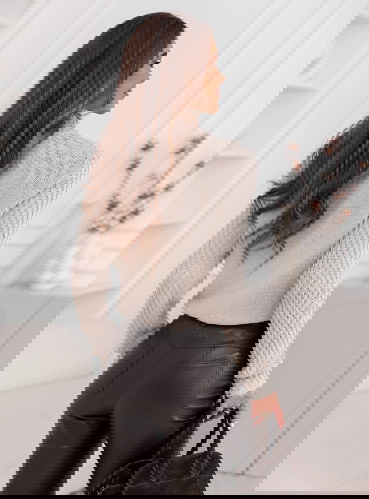 Beżowy sweter z golfem Delonnee