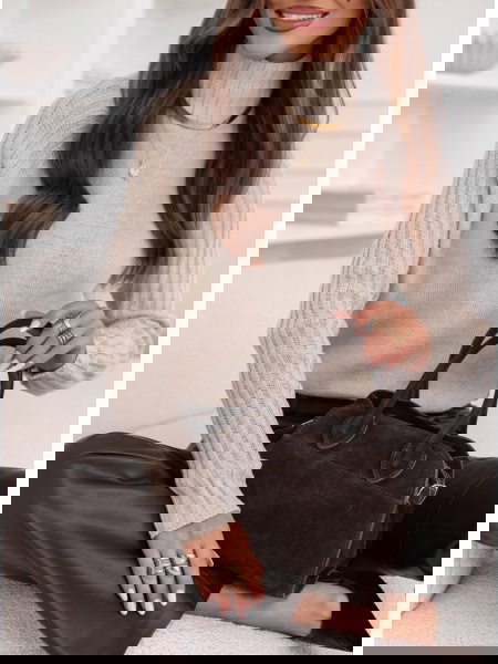 Beżowy sweter z golfem...