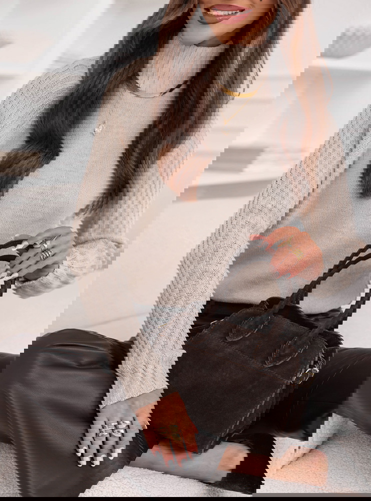 Beżowy sweter z golfem Delonnee