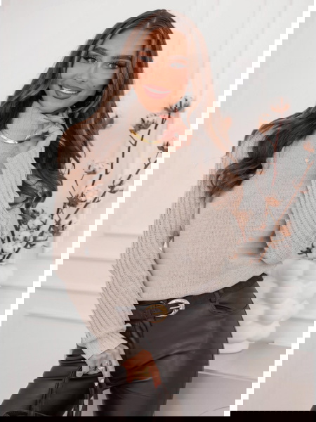 Beżowy sweter z golfem... 2