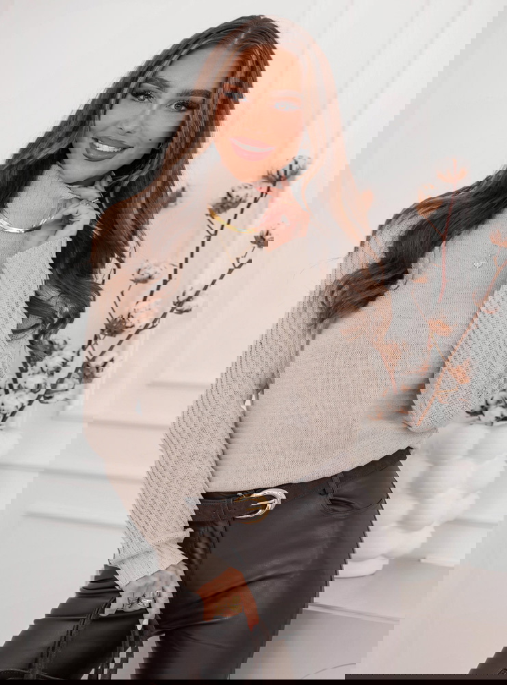 Beżowy sweter z golfem Delonnee