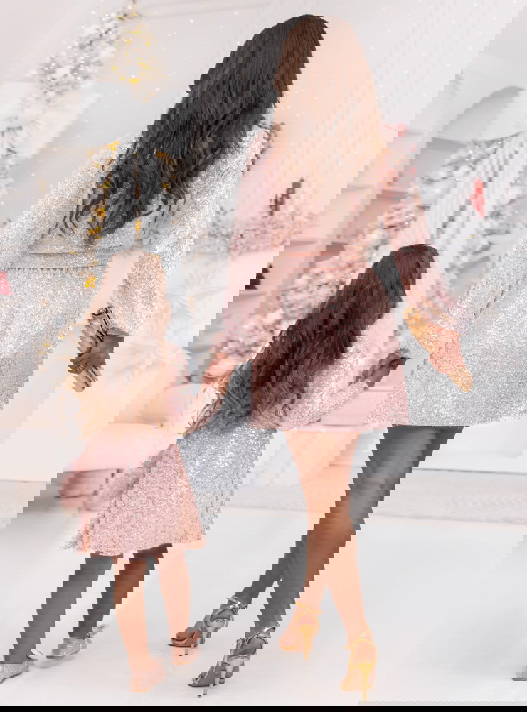 Pudrowy zestaw cekinowych sukienek...