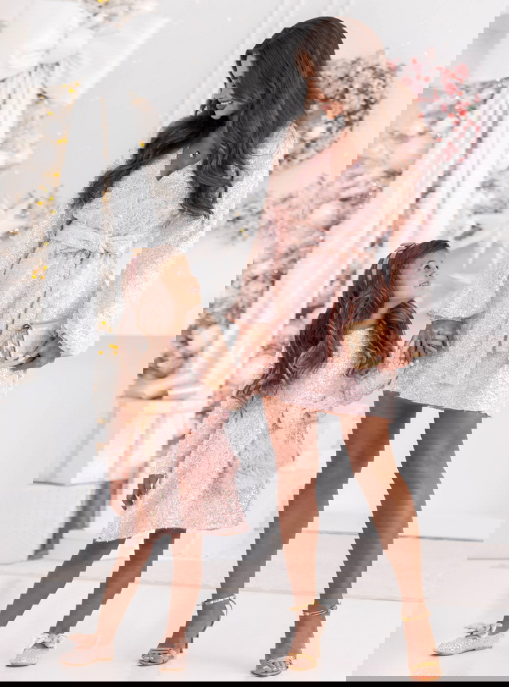 Pudrowy zestaw cekinowych sukienek...