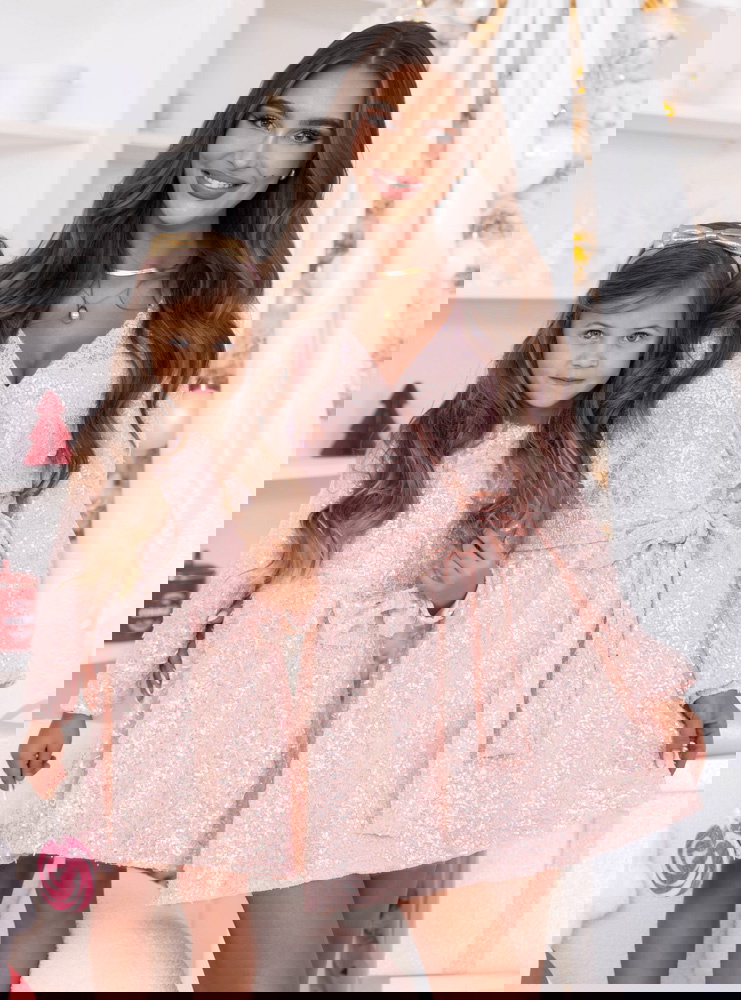 Pudrowy zestaw cekinowych sukienek...