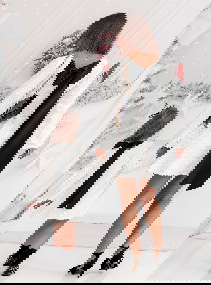 Biały zestaw cekinowych sukienek...