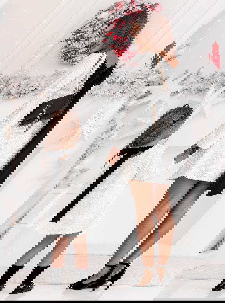 Biały zestaw cekinowych sukienek...