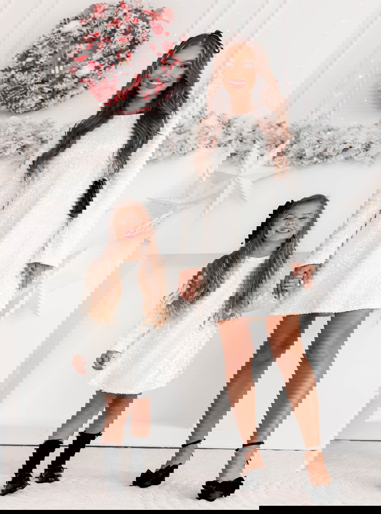 Biały zestaw cekinowych sukienek...