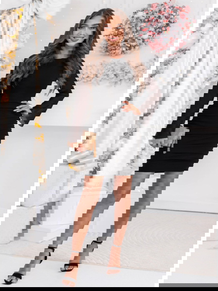 Czarna dopasowana sukienka... 2