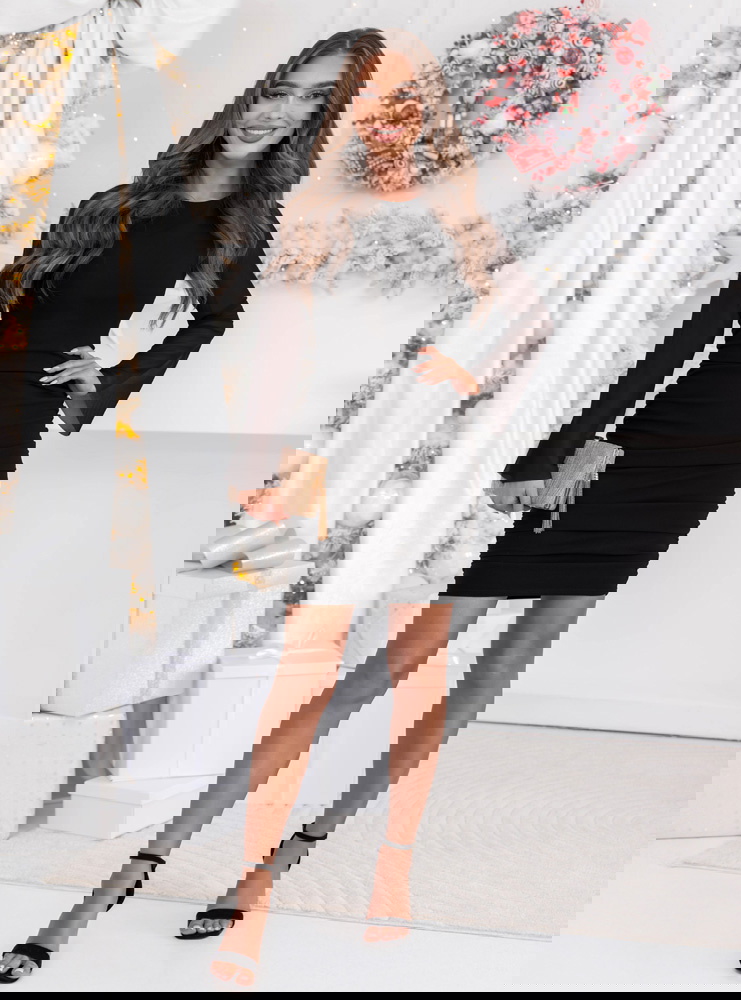 Czarna dopasowana sukienka na święta...