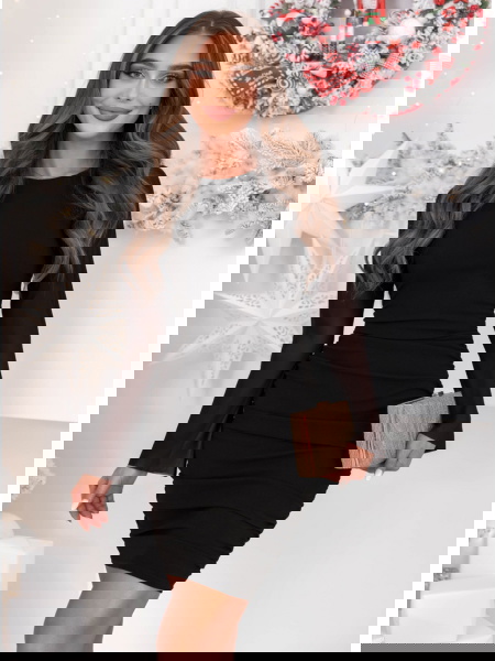 Czarna dopasowana sukienka...