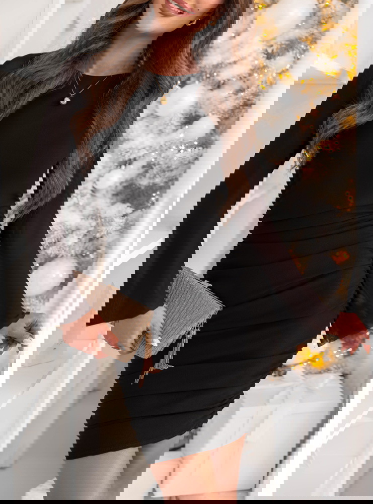 Czarna dopasowana sukienka na święta...