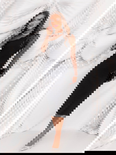 Czarna dopasowana sukienka...