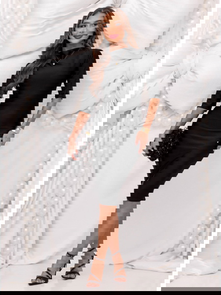 Czarna dopasowana...