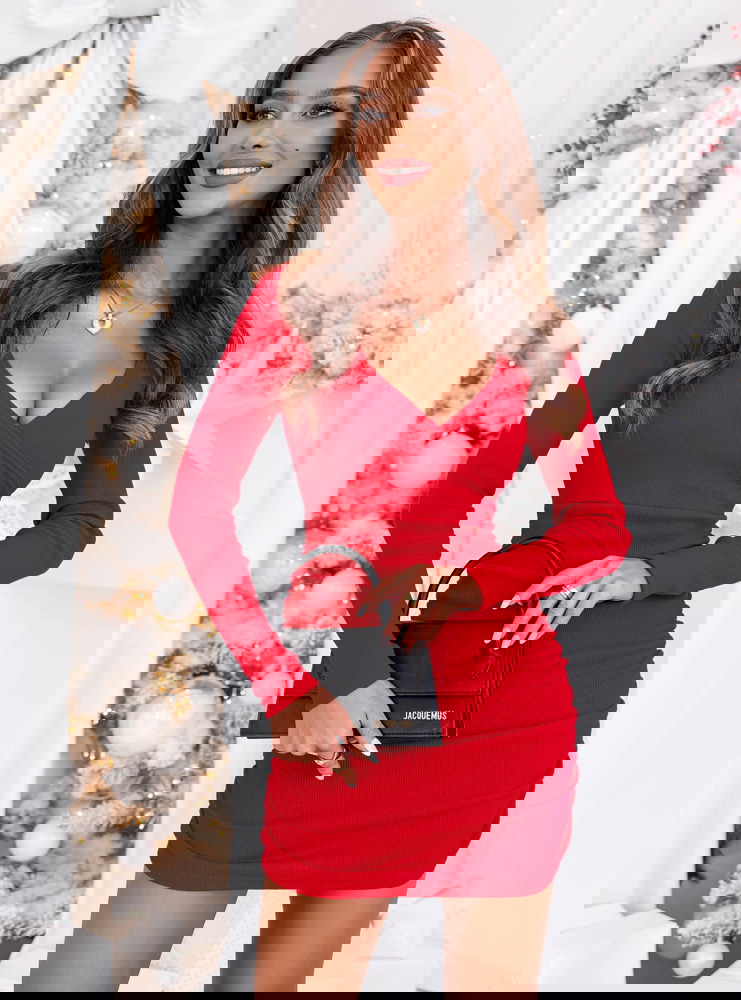 Malinowa prążkowana sukienka na...