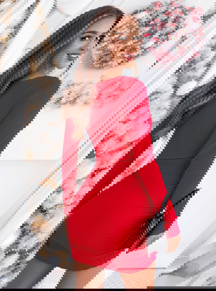 Malinowa prążkowana sukienka na...