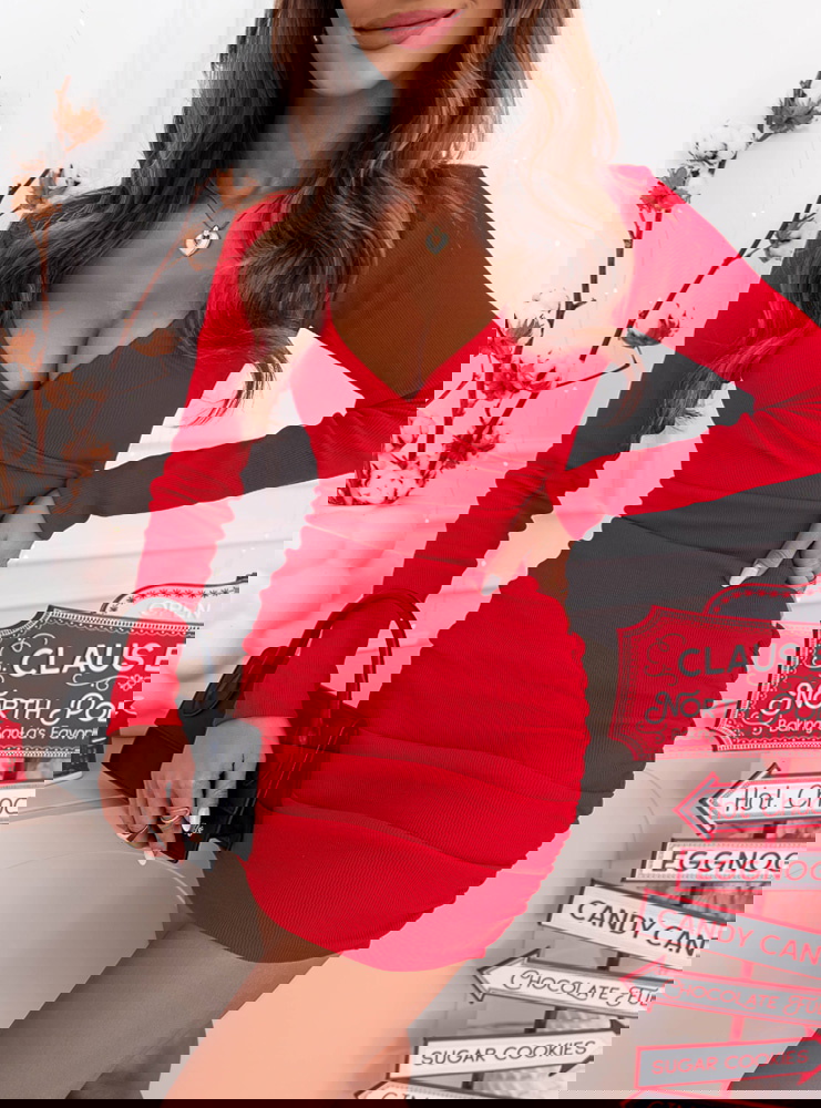 Malinowa prążkowana sukienka na...