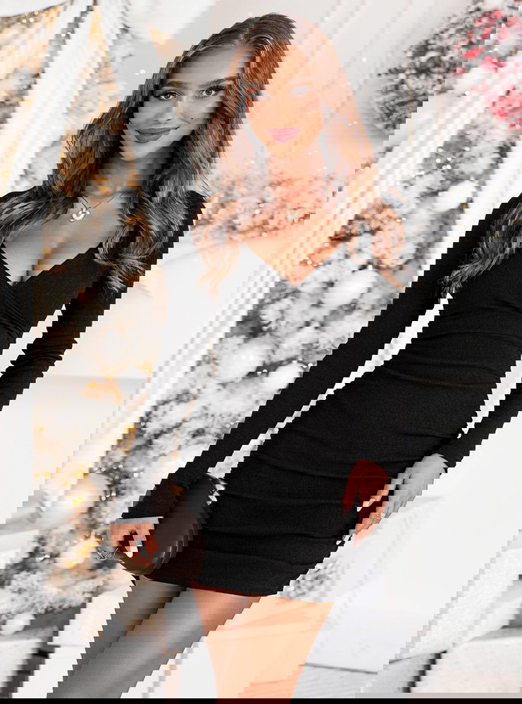 Czarna prążkowana sukienka na święta...