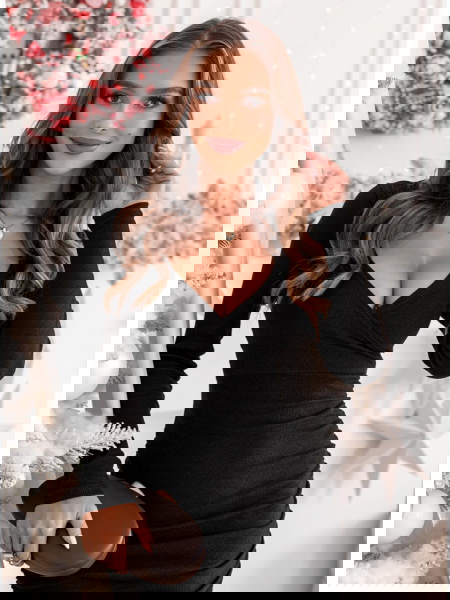 Czarna prążkowana sukienka... 2