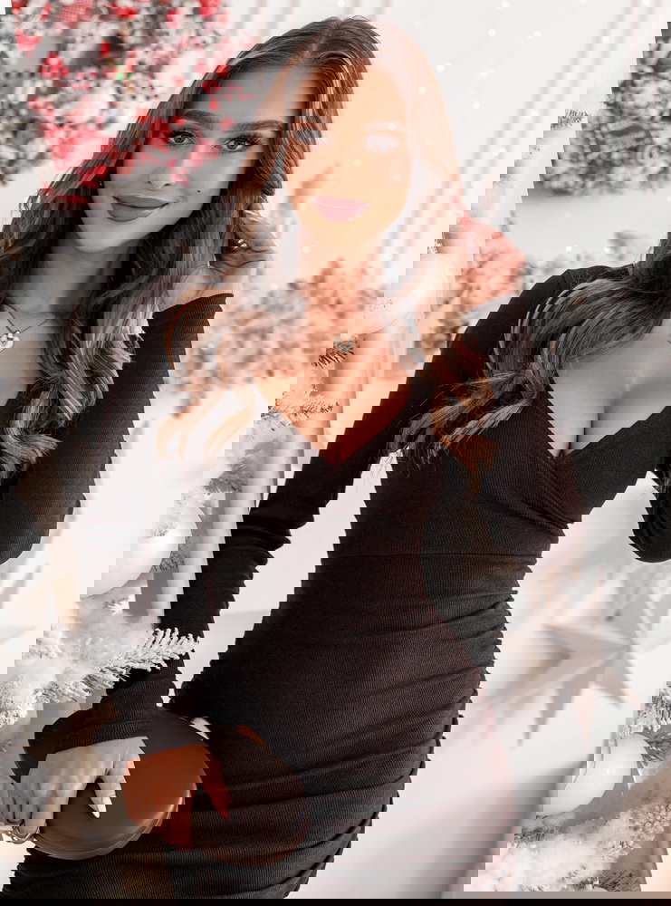 Czekoladowa prążkowana sukienka na...