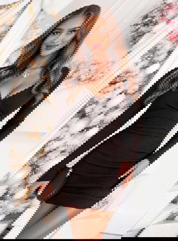 Czekoladowa prążkowana sukienka na...