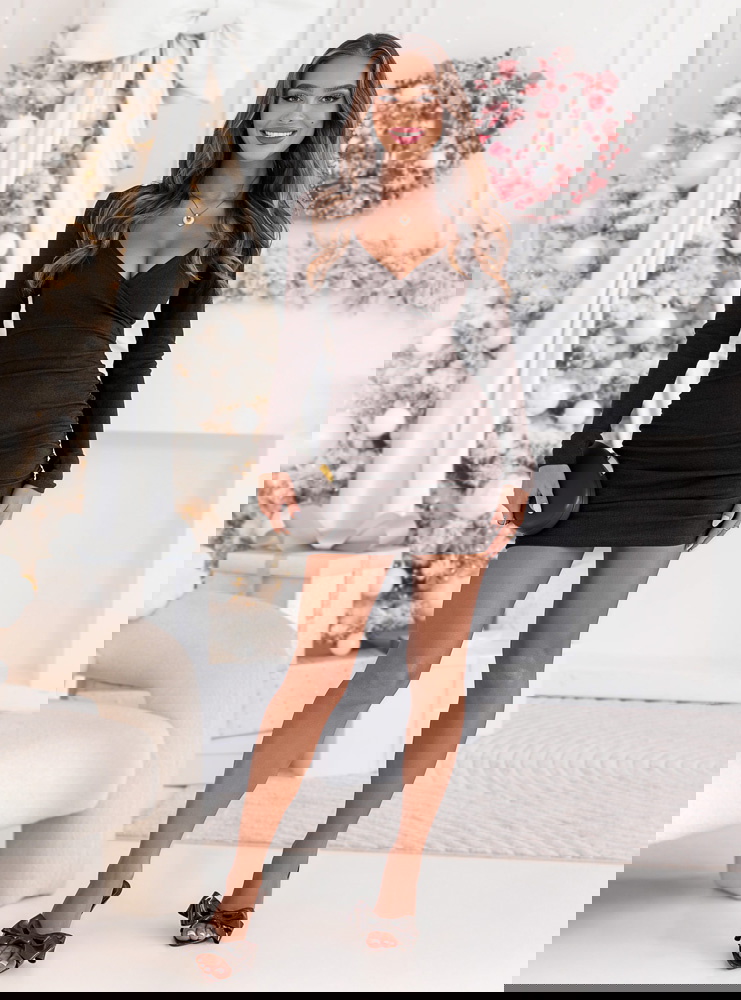 Czekoladowa prążkowana sukienka na...