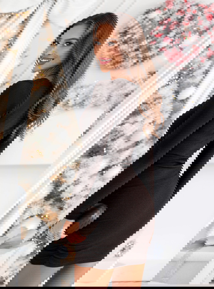 Czekoladowa prążkowana sukienka na...