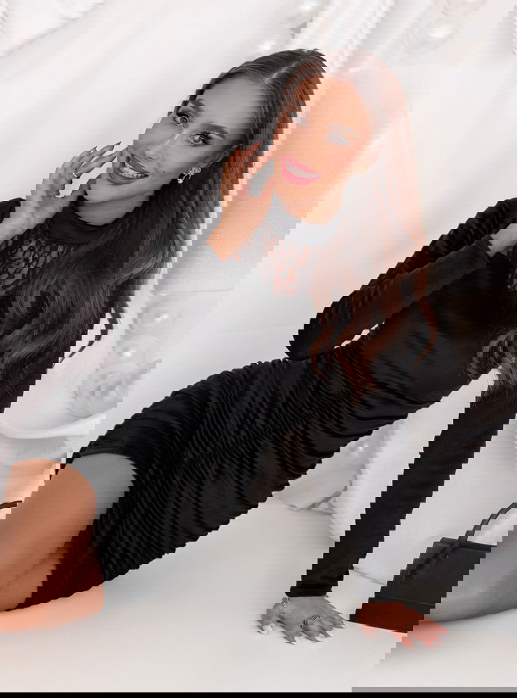 Czarna welurowa świąteczna sukienka z...