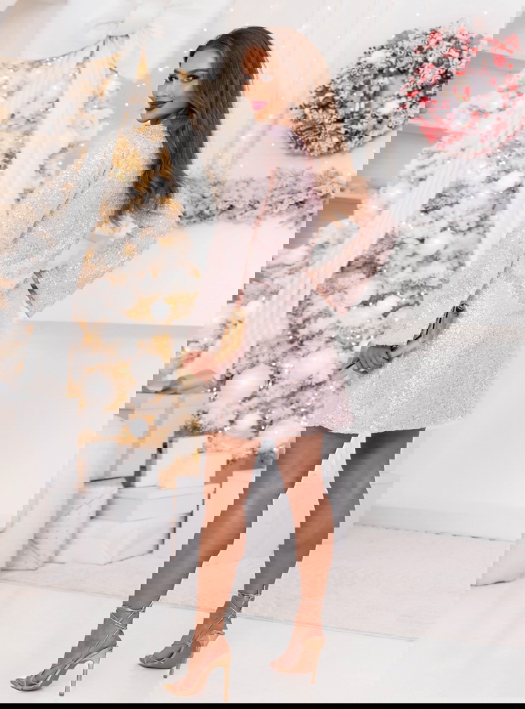 Pudrowa cekinowa sukienka mini na...