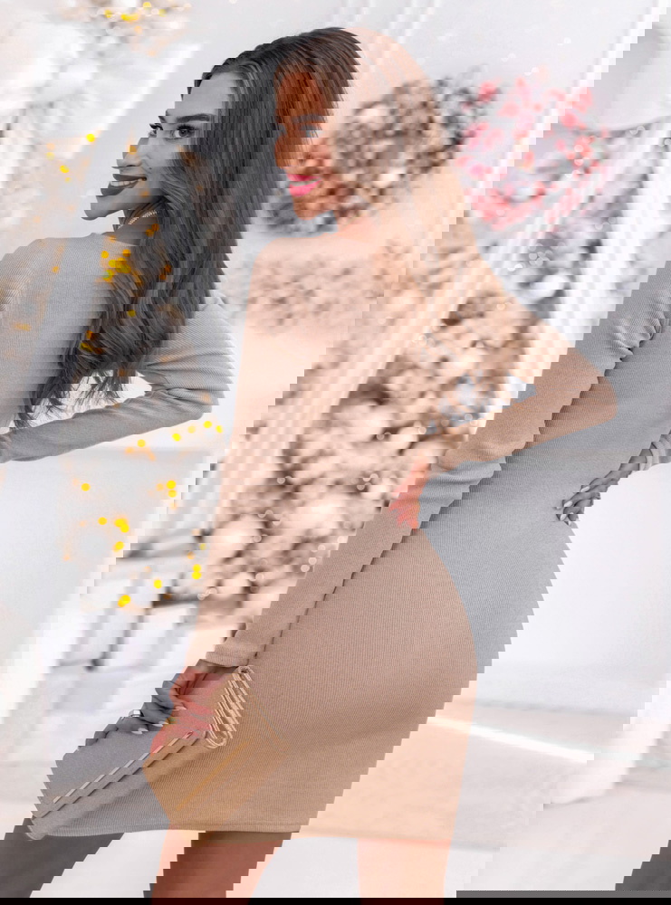 Beżowa prążkowana dopasowana...