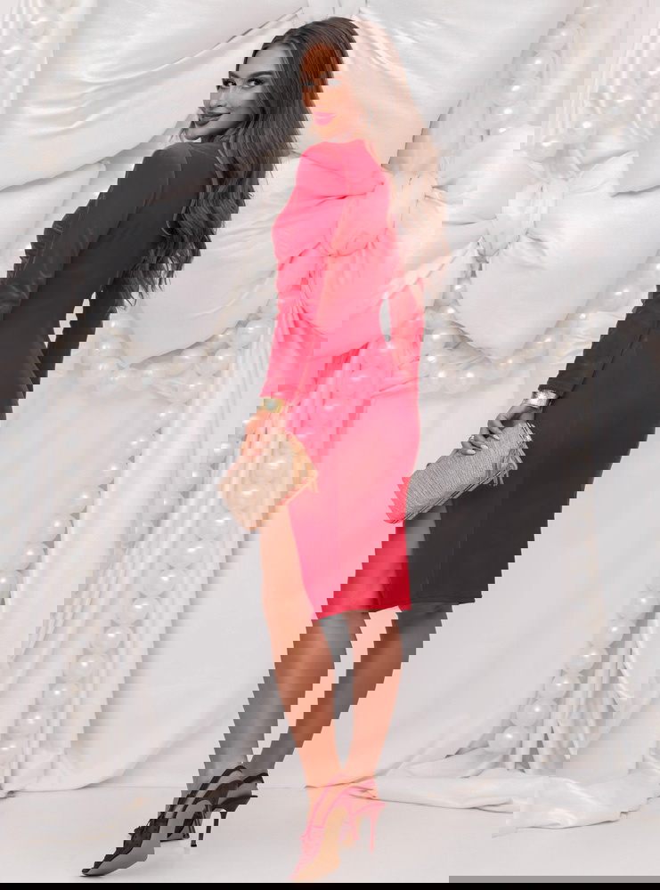 Malinowa welurowa dopasowana sukienka...