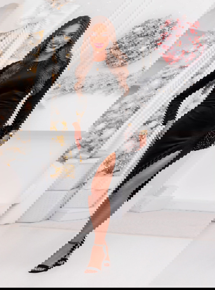 Czarna welurowa dopasowana sukienka z...