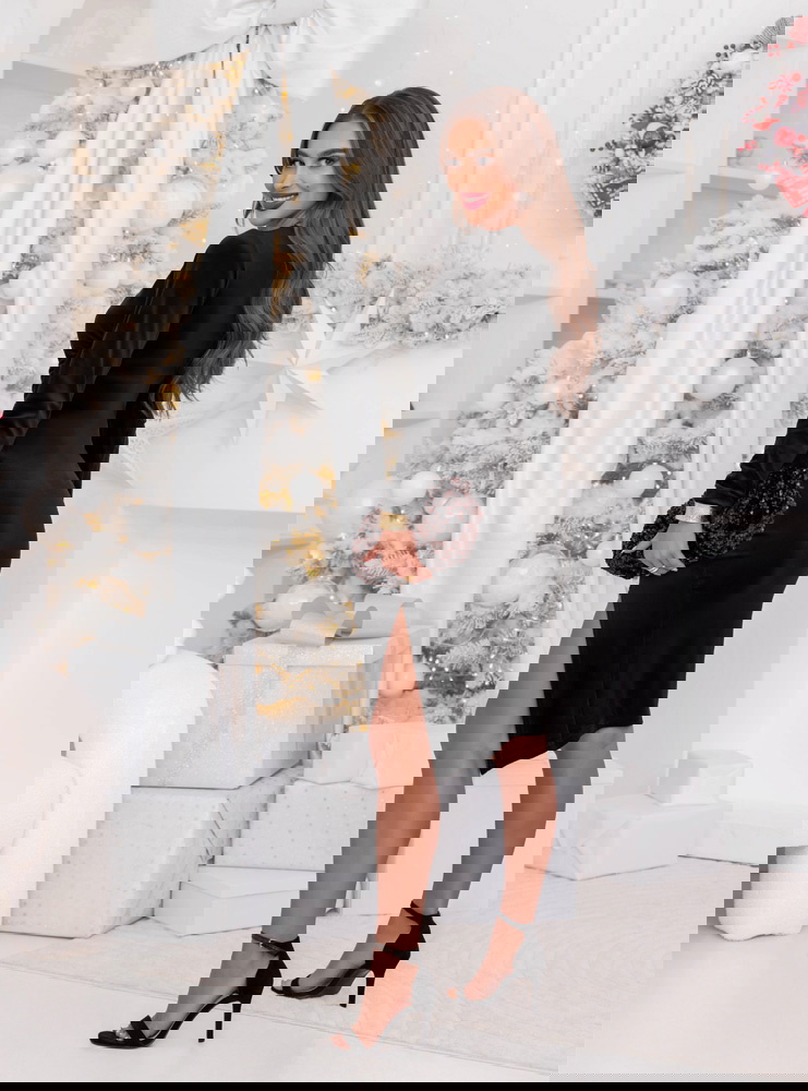 Czarna welurowa dopasowana sukienka z...