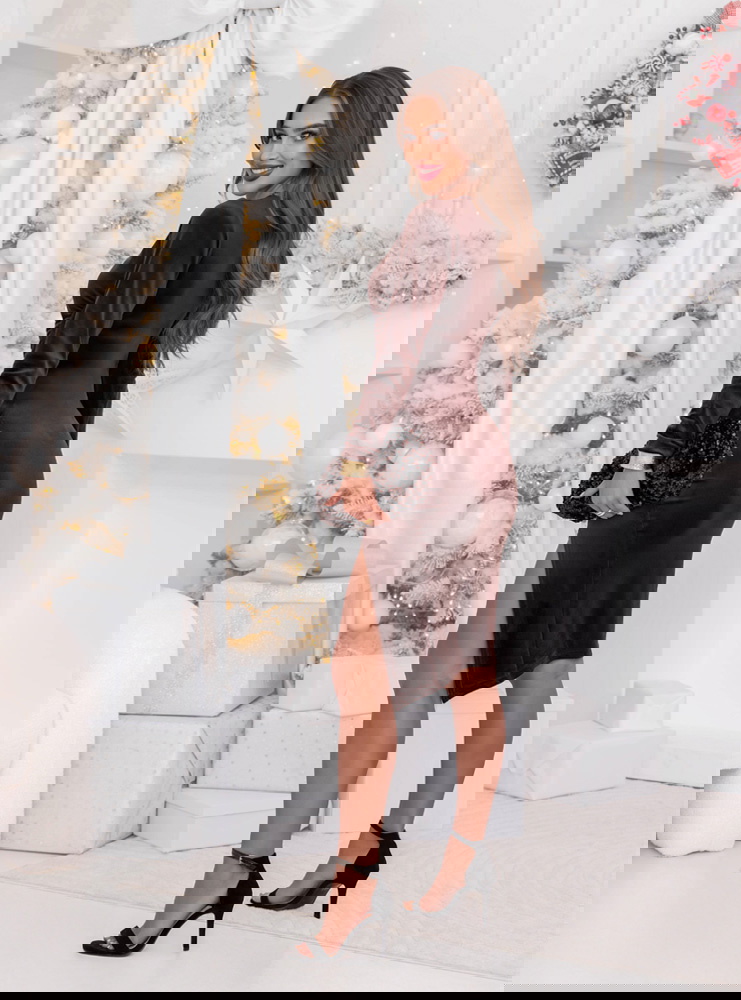 Czekoladowa welurowa dopasowana...