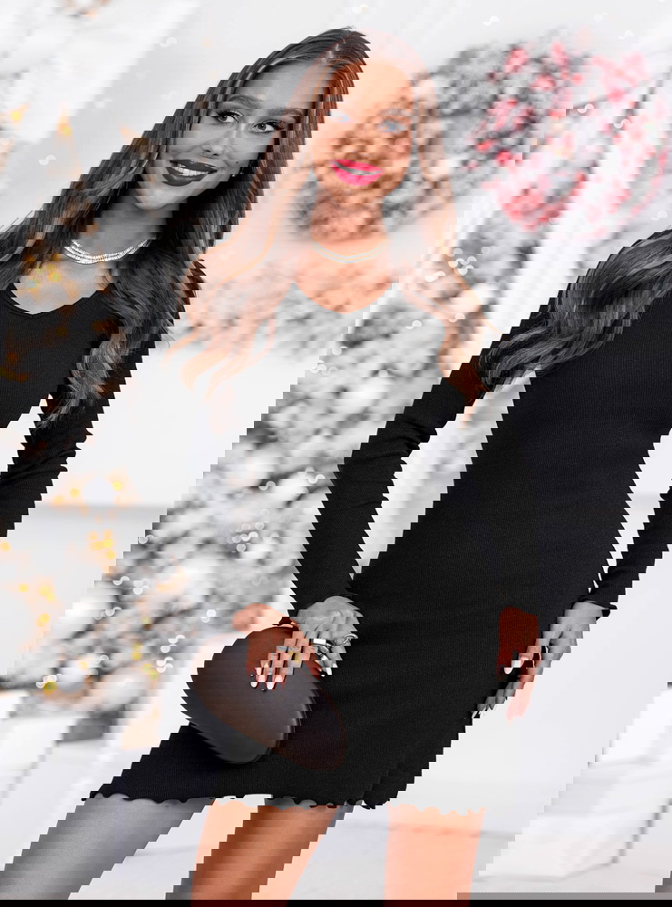 Czarna prążkowana dopasowana sukienka...