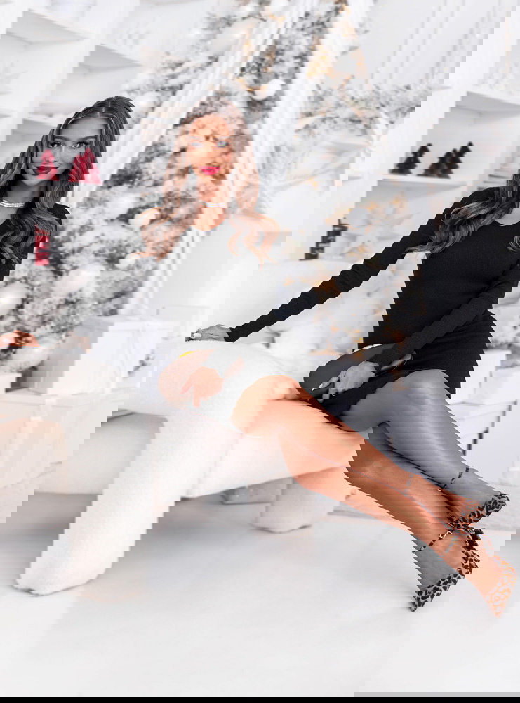 Czarna prążkowana dopasowana sukienka...