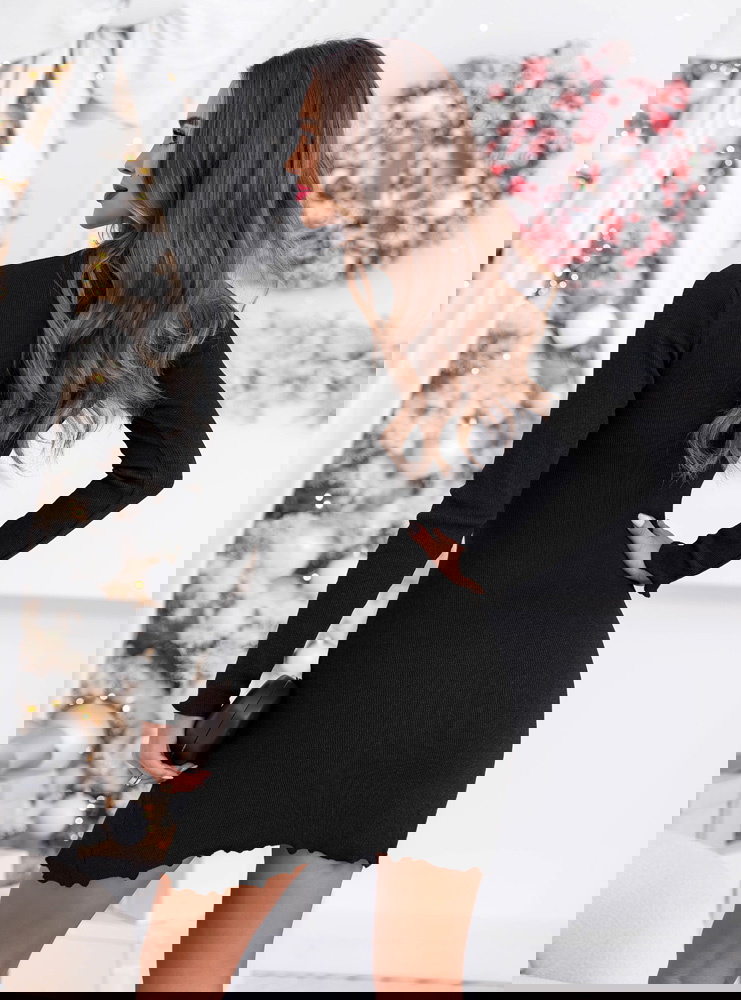 Czarna prążkowana dopasowana sukienka...