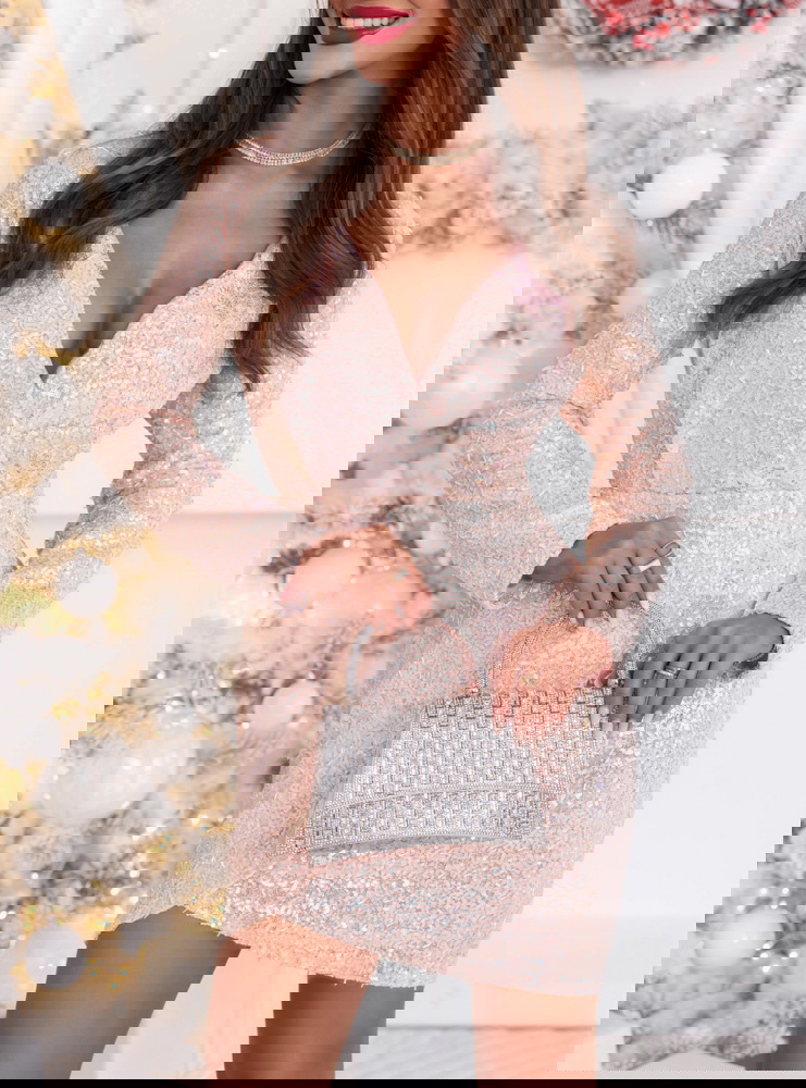 Pudrowa cekinowa sukienka świąteczna z przekładanym dekoltem Flordeliz