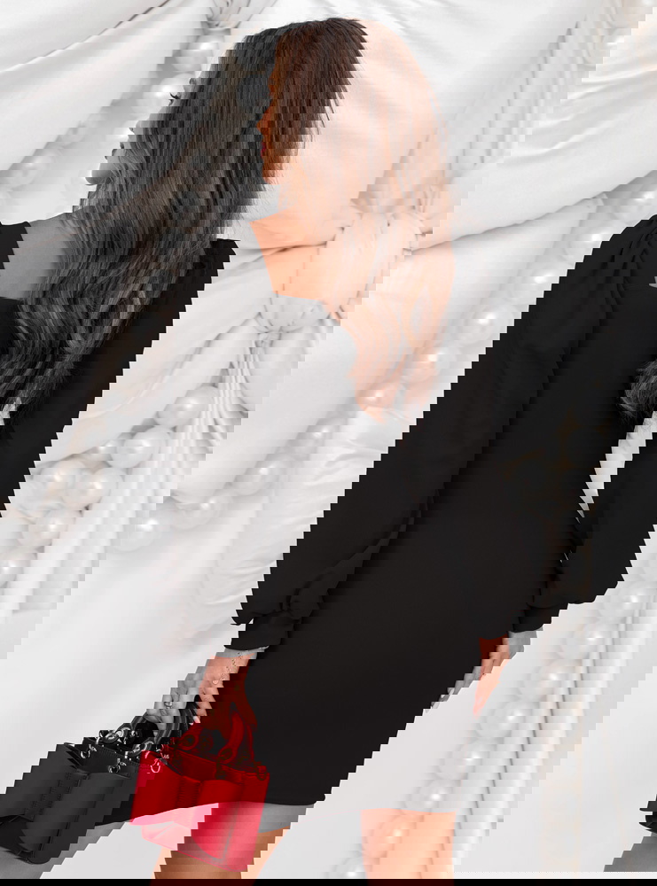 Czarna sukienka na święta z dekoltem...