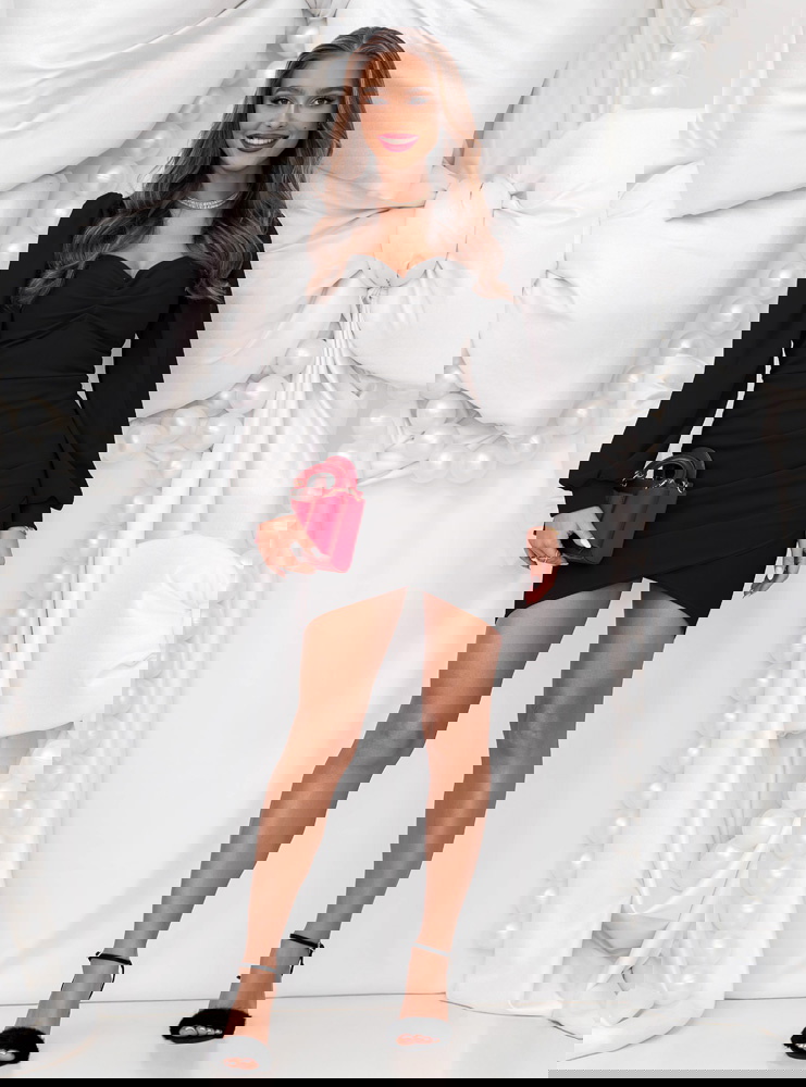 Czarna sukienka na święta z dekoltem...