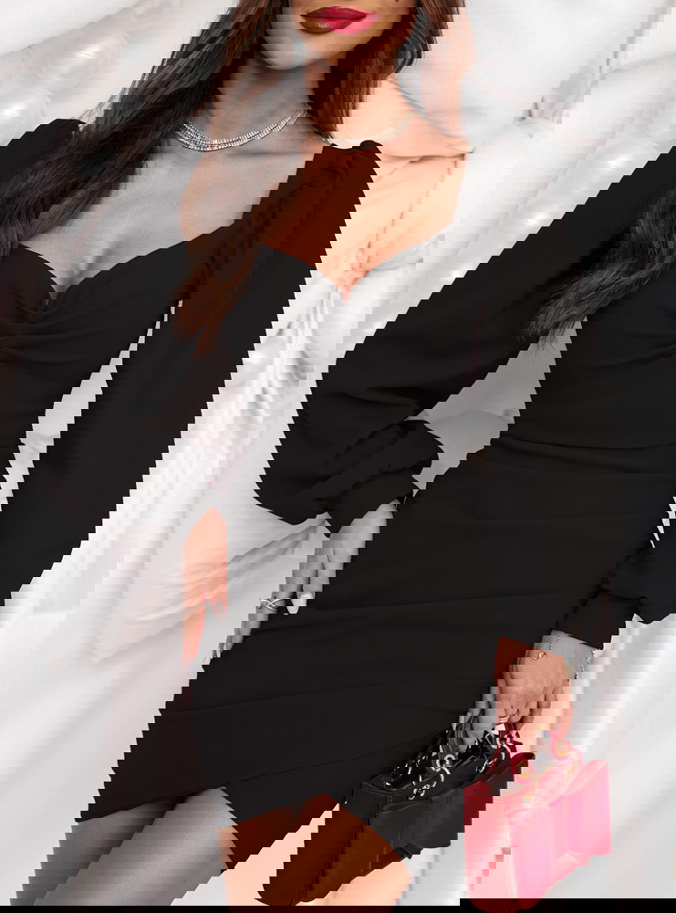 Czarna sukienka na święta z dekoltem...