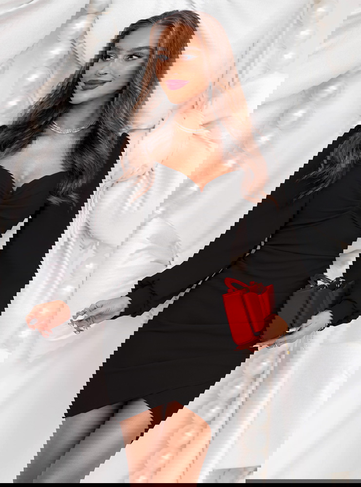 Czarna sukienka na święta z dekoltem...