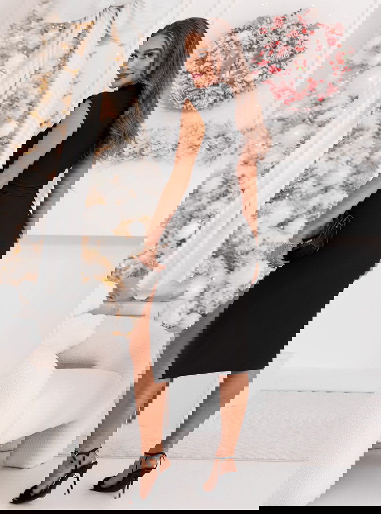 Czarna dopasowana świąteczna sukienka...