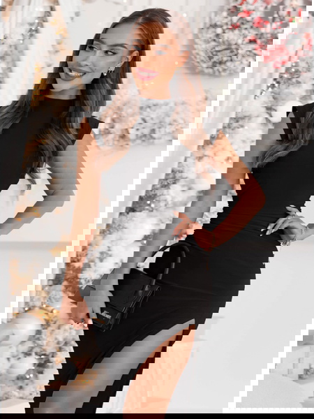 Czarna dopasowana...