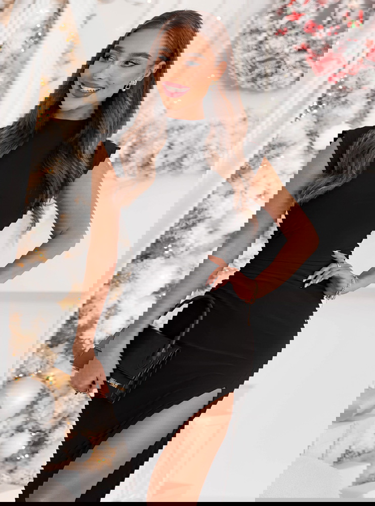 Czarna dopasowana świąteczna sukienka...