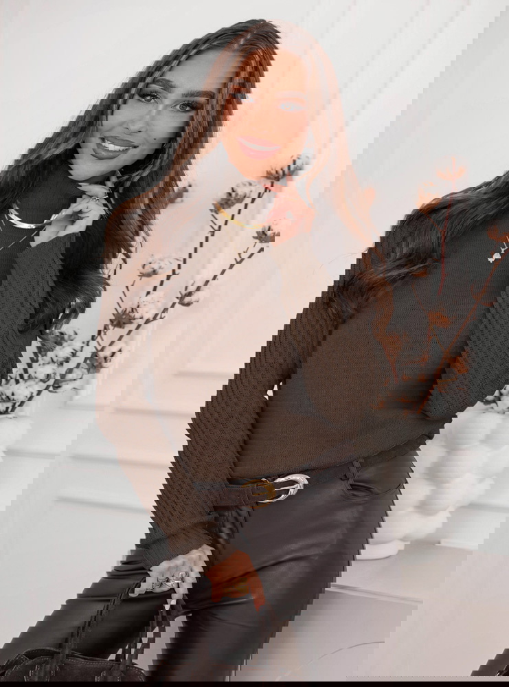 Czekoladowy sweter z golfem Delonnee