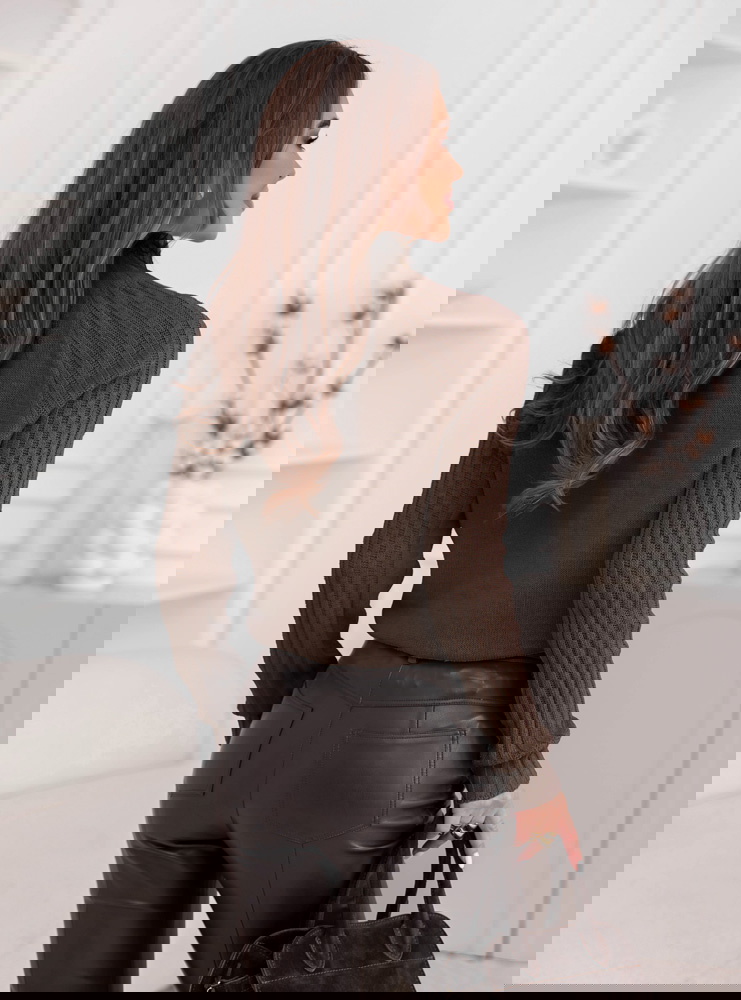 Czekoladowy sweter z golfem Delonnee