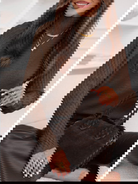 Czekoladowy sweter z golfem...